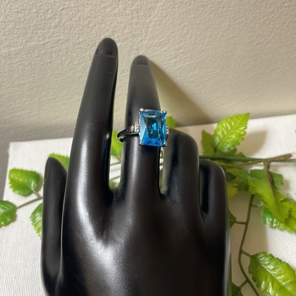 Markle Inspired Vibrant Blue Crystal Princess Ring - Picture 10 of 15